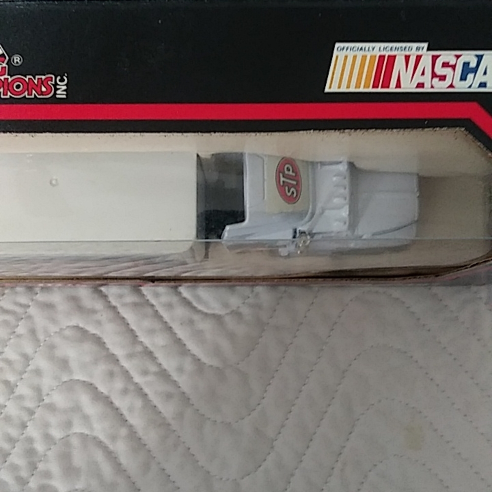 Miniature NASCAR 1/18 - Pontiac #43 Richard Petty STP - ERTL 7802 (caisse Neuve, Boîte Usée)